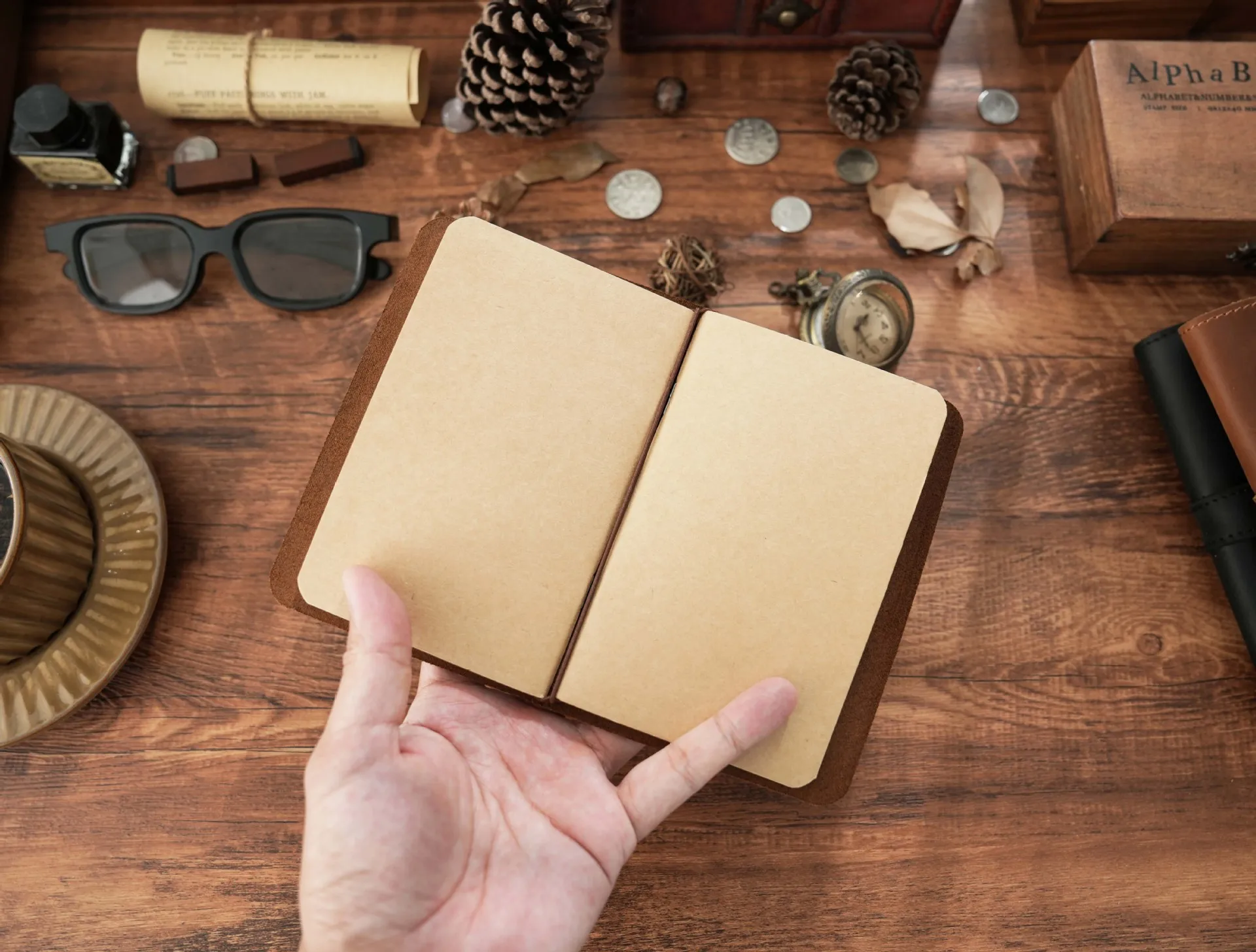 Vintage-Reisenotizbuch, Outdoor-Edition, handgefertigtes Echtleder, 14,8 x 10 cm, Tagebuch/Tagebuch/Planer mit Gummiband – Detail 8