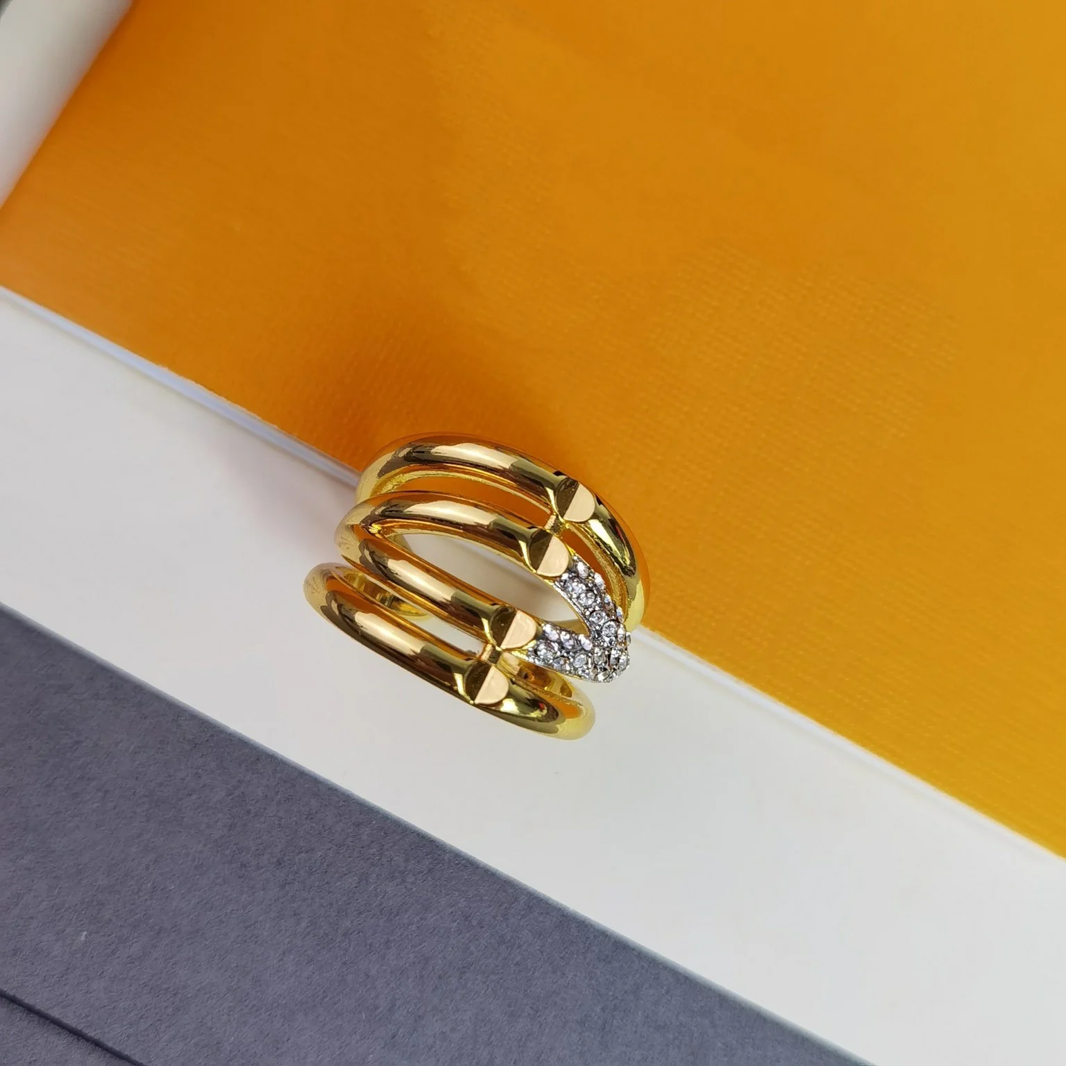 2022 Hot Brand V-shaped Gold Diamond Ring Fashion All-match Banquet Four Layers Of Exquisite Workmanship