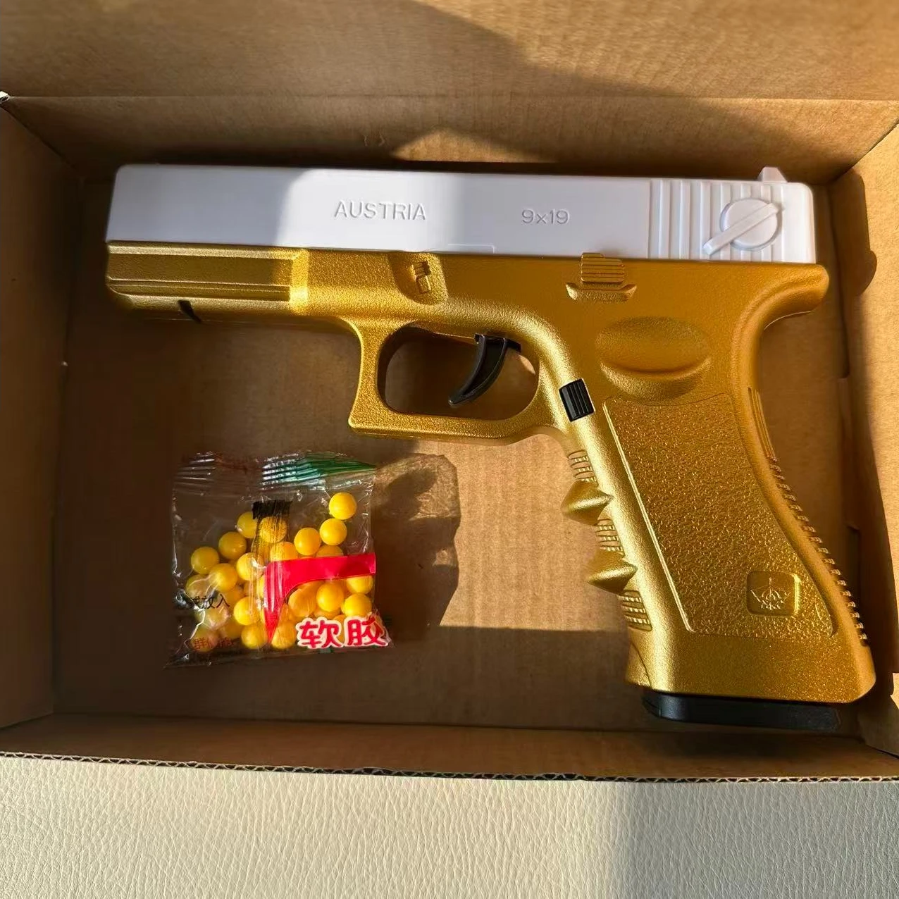 7-8mm Soft Bullet Weißgold G17 Spielzeugpistole mit Unterem Magazin für Outdoor CS-Spiele, Zubehör und Geschenk für Kinder und Erwachsene – Detail 2