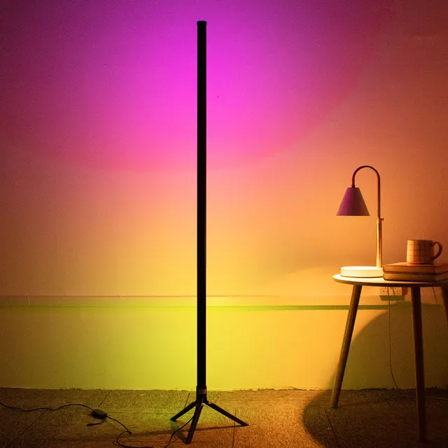 다채롭고 조절 가능한 스탠딩 LED 라이트로 공간을 변화시키세요.