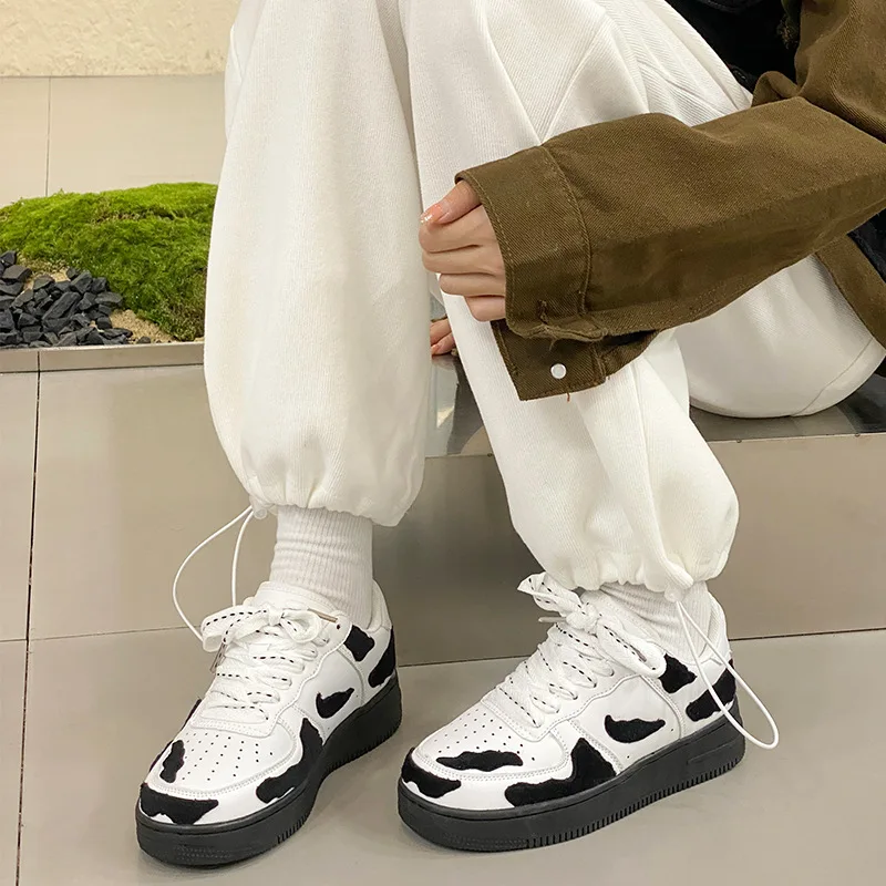 

Breathable Graffiti Men Sneakers Black White Trend Casual Couple Skateboard Shoes Summer Round Toe Flat Comfort Walking Shoes