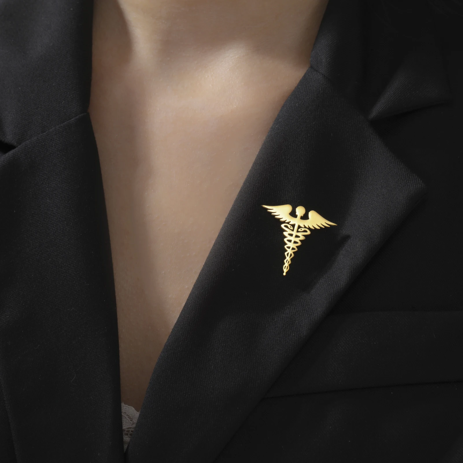 Broche mythologique portée sur un vêtement