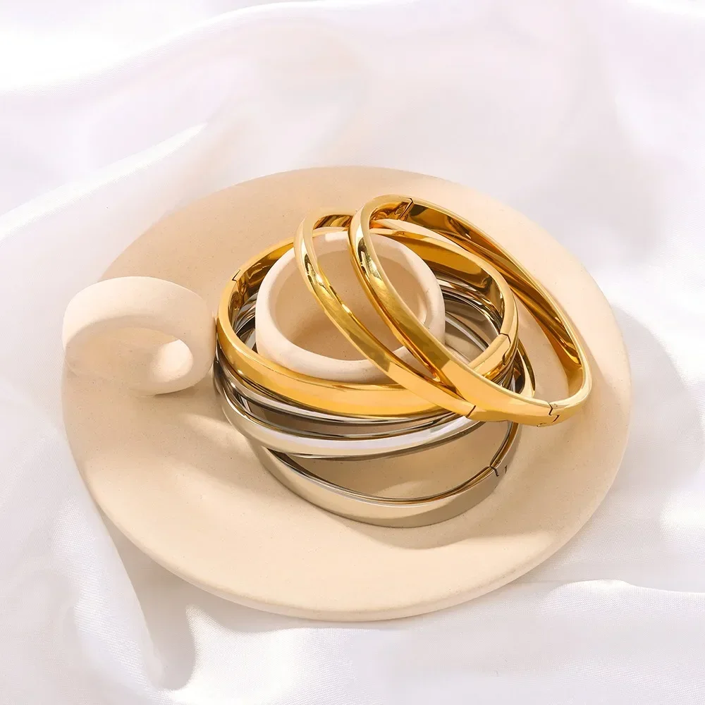 Bracciale rigido con cerniera in oro 18 carati su argento sterling del 1975 - Italia
