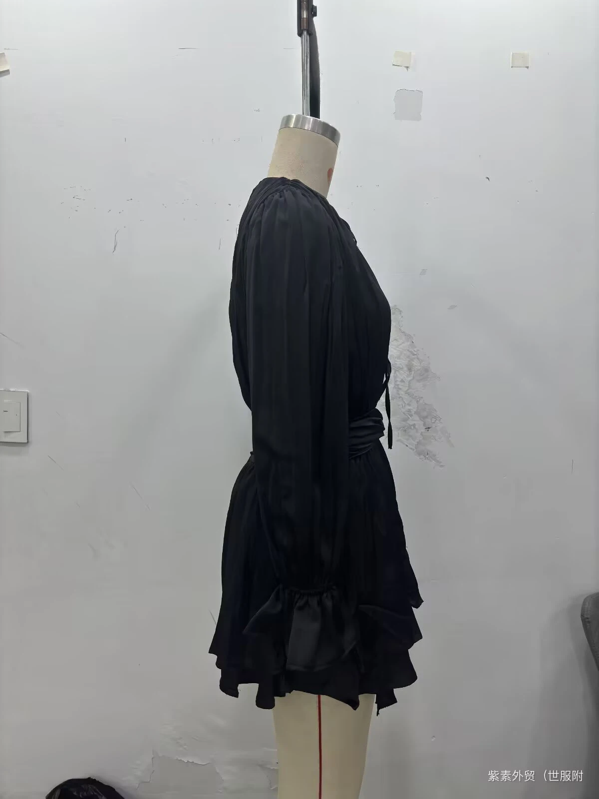 Frühjahr 2026: Neues Damenkleid im Retro-Stil – schlichtes, plissiertes, tailliertes Langarmkleid mit kurzem Rock – Detail 4