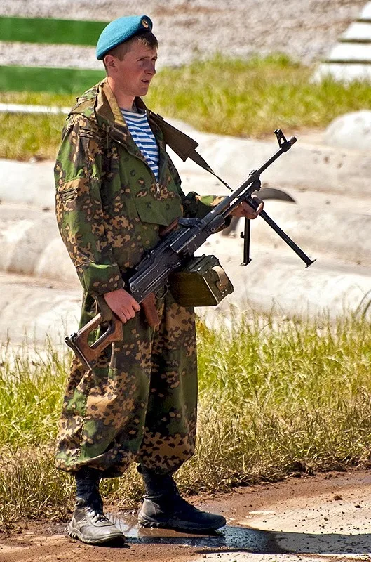 Russischer Militär-Tarnanzug-Überzug, Mantel, weiße Blume, kleiner grüner Mann, Ruinen, deutsche Punkt-Sonnenschutzjacke – Detail 4