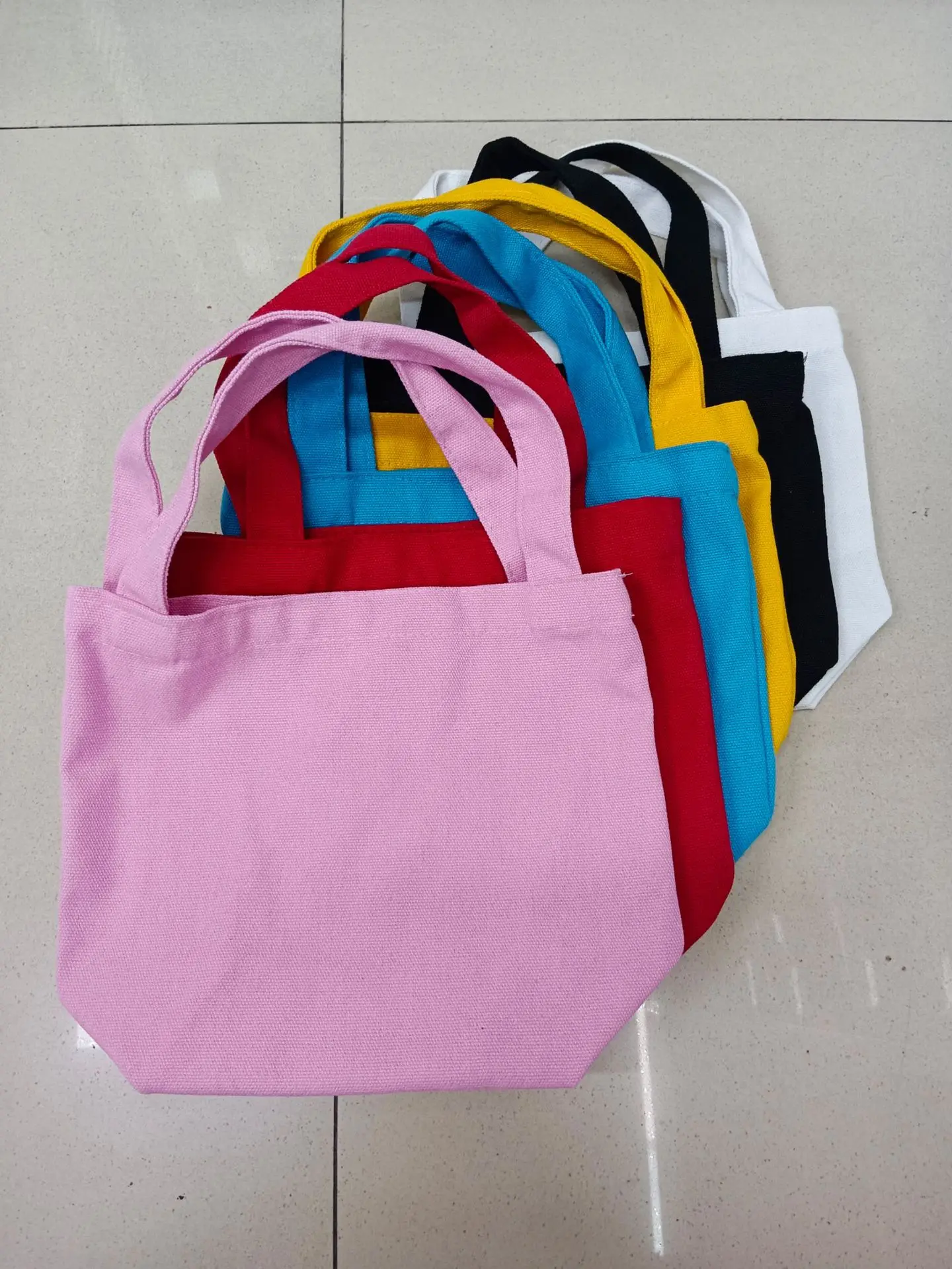 Anpassbare leere DIY-Tragetasche aus Baumwoll-Canvas mit Logo-Druckoption, ideal zum Einkaufen von Geschenken und zur individuellen Aufbewahrung – Detail 5
