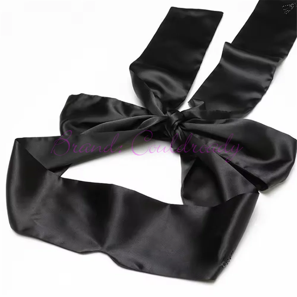 Maschera in pizzo e set di restrizioni bondage per gioco erotico_voghion.com