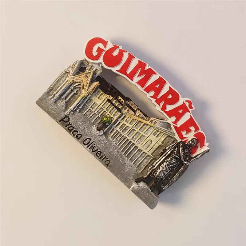 S3bf6776a70204ac7bf740a1bbdd3f6deA Ímã de Geladeira 3D Guimarães Portugal — Lembrança Turística Pintada à Mão