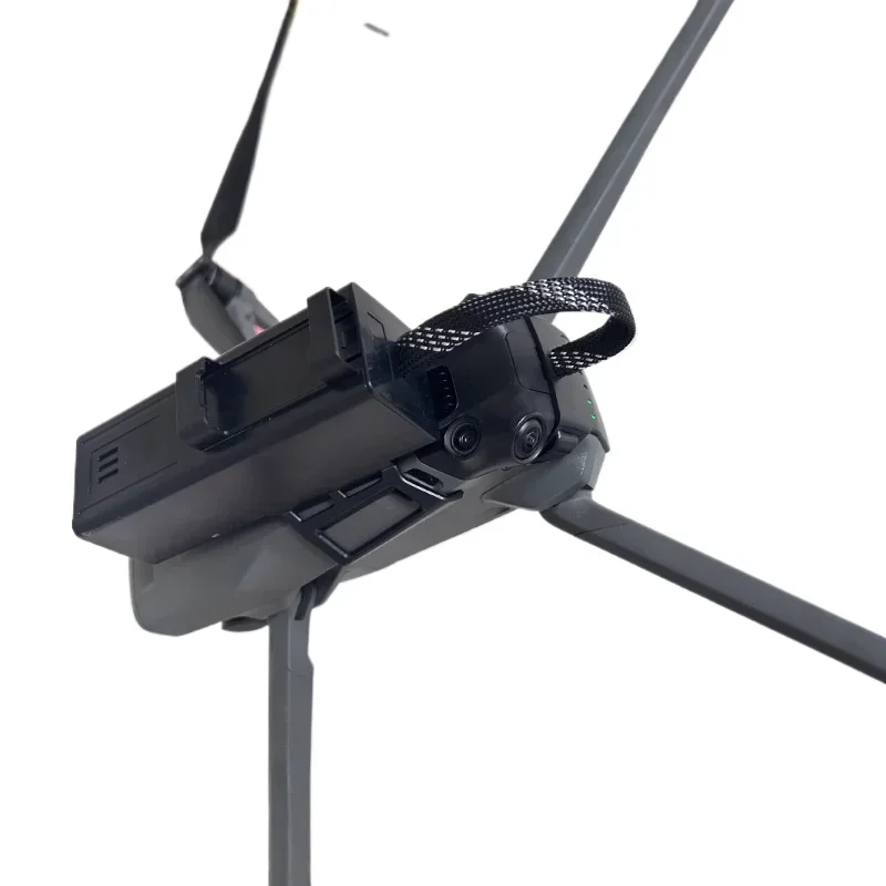 Batterie 10000mAh pour DJI Mavic 3/Pro/Cine insérée dans un drone, prête pour un vol longue durée.