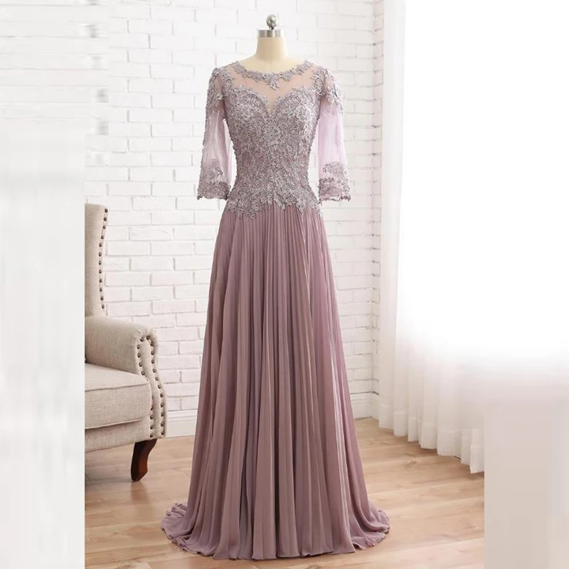 

2022 Charming Dusty Rose Lace Mother of the Bride Dresses With Three Quarter Sleeves Wedding Party Gowns Jewel Neck Appliqued