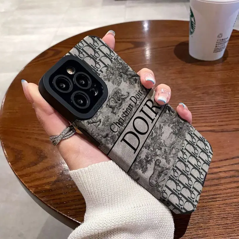 

Роскошный стильный чехол для телефона из искусственной кожи Подходит для iPhone 15 Новинка 14plus защита от падения 11 12 13promax fashion X XS XR 7 8 с текстовым узором