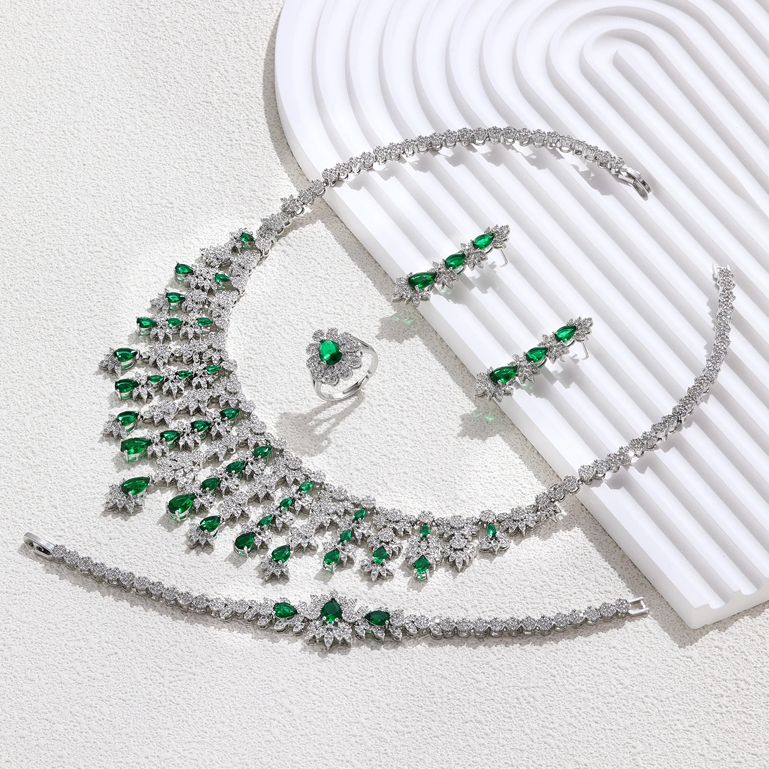 

2023 Hot selling 4 pieces of Bridal Zirconia Full Set Women's Party Jewelry, Dubai Nigeria CZ Crystal Wedding Necklace Set