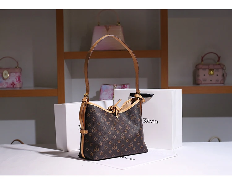 Vista interna da bolsa e da clutch