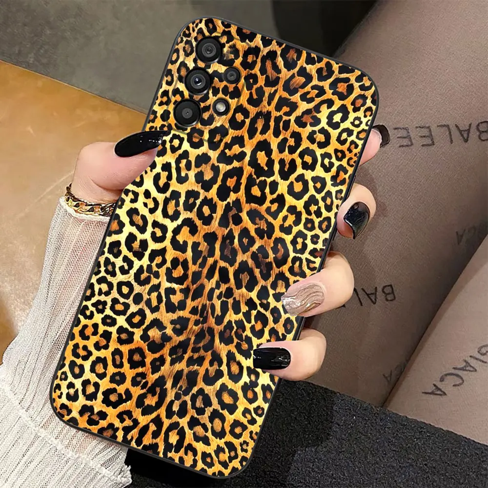 Chic Leopard Print Phone Case