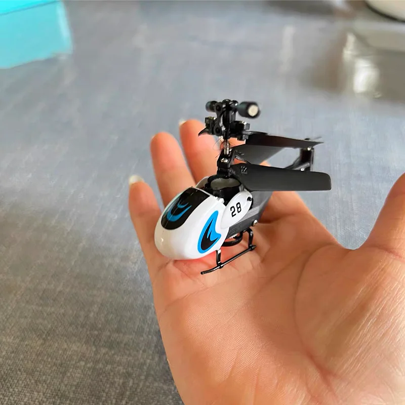 Le mini drone hélicoptère RC 3.5CH en vol dans un salon, avec un fond flou pour mettre en valeur l'action.