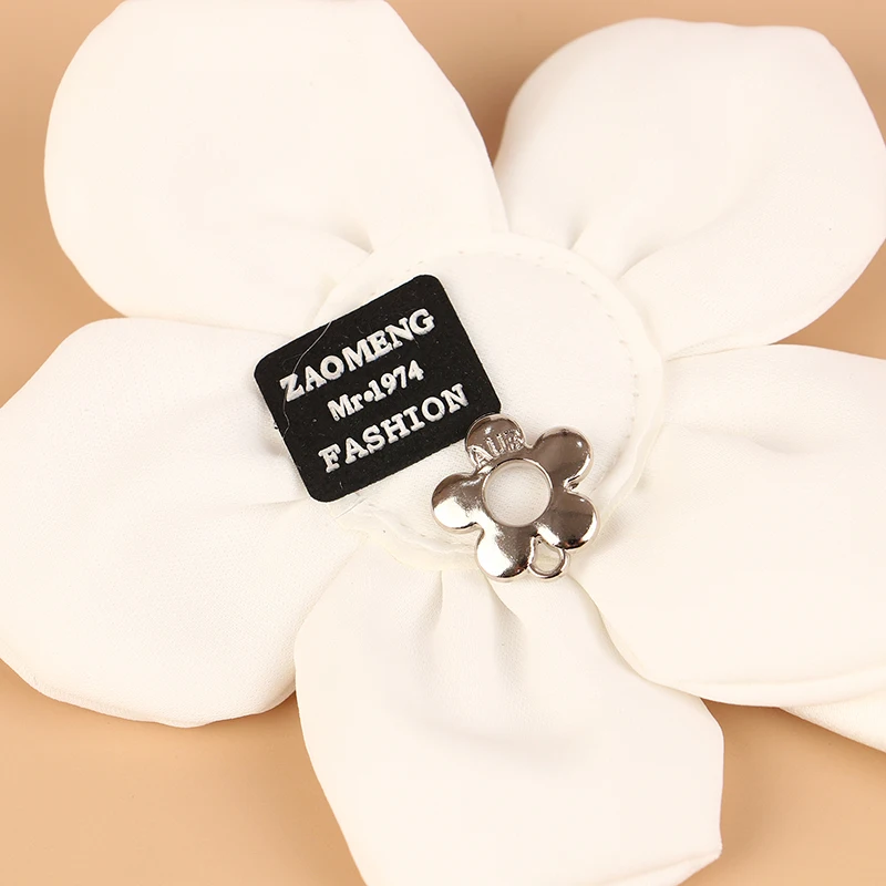 

1PC Cute Five Petal Flower Hanging Heart Bear Brooch Women DIY Shirt And Clothing AccessoriesThree-Dimensional Decoration