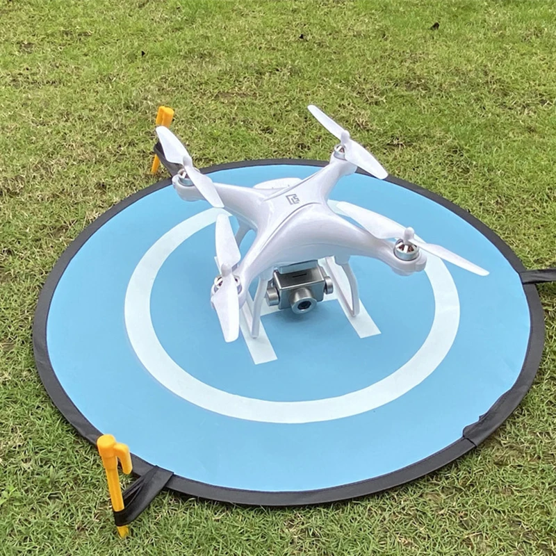 Tapis d'atterrissage pliable pour drone DJI enroulé, prêt à être rangé dans son sac, protection solaire et imperméable.