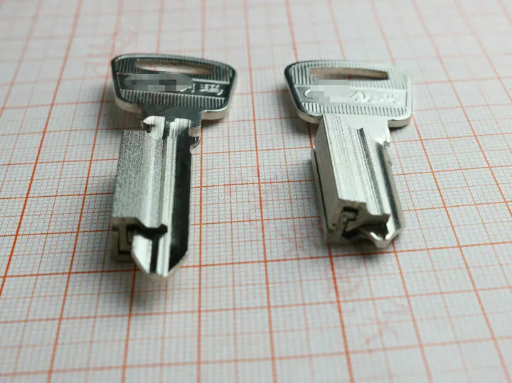 

Yuema Key Duplicating Using Fixture Clamp Key Machines Chuck Key Cutting Machines Accessories for YUEMA Blank Key Cutting
