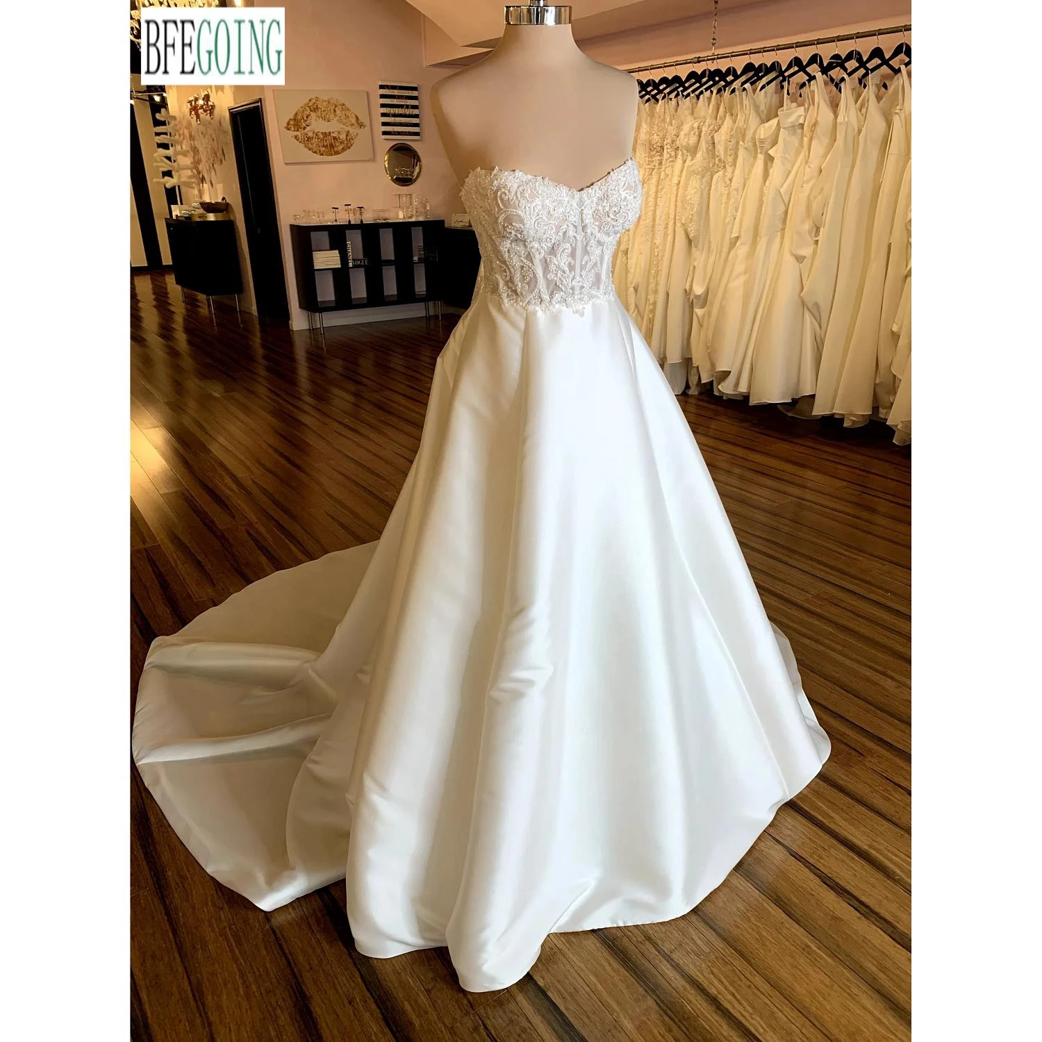 

Ivory Satin Lace A-Line Wedding Dresses Chapel Train Custom Made Floor-Length Sweetheart Strapless Bridal Gowns