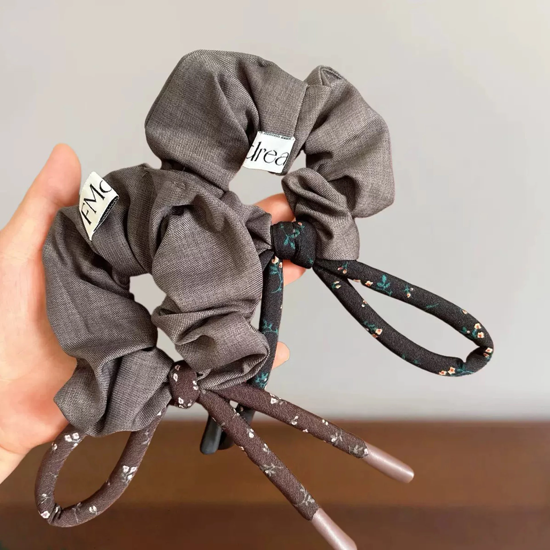 1 Stück koreanischer Stil, High-End-Feeling, kaffeegrauer Blumenknoten, Schleife, Dickdarm-Haargummi, einfaches und vielseitiges Pferdeschwanz-Haarseil – Detail 1