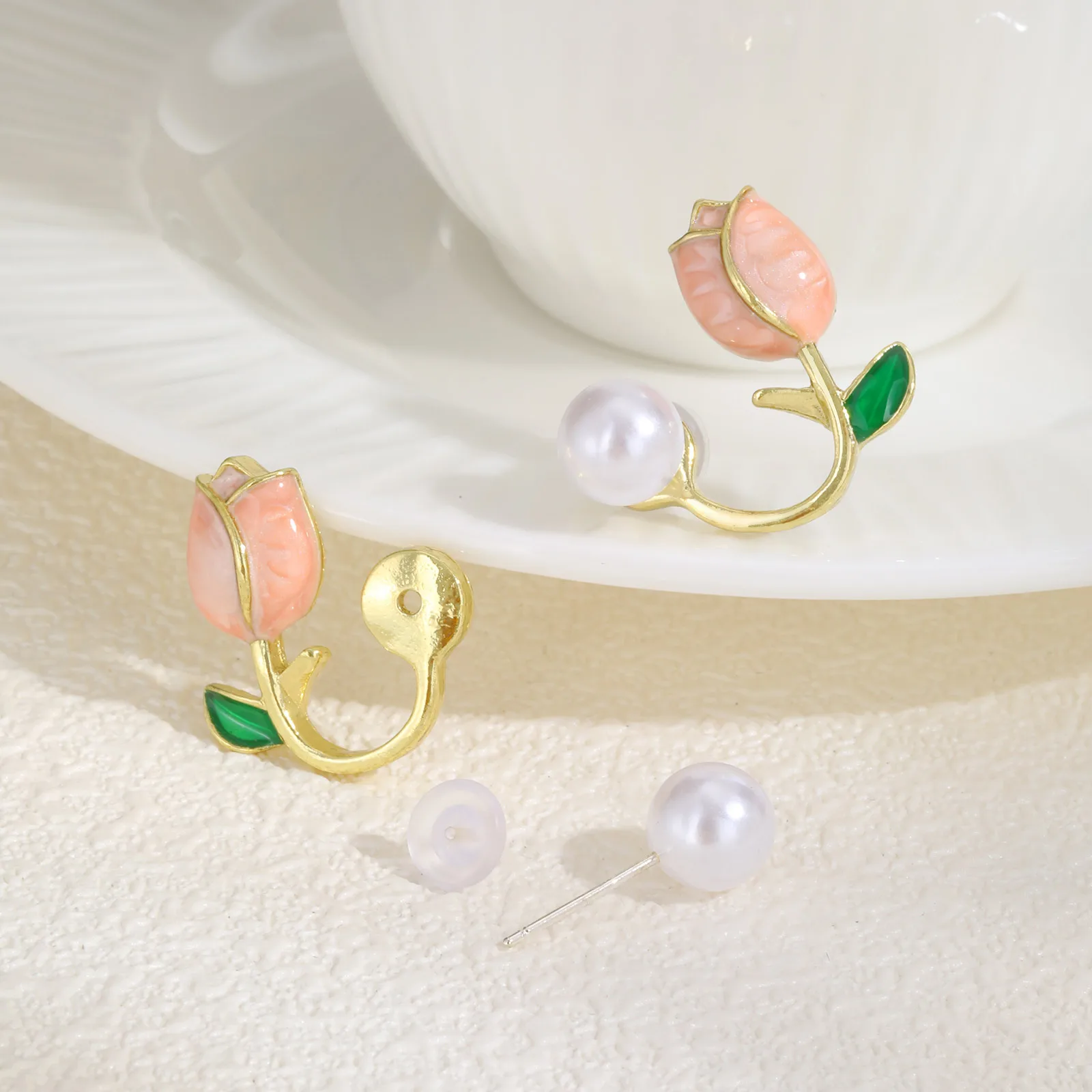 Prjewel Hellrosa Tulpen-Perlen-Ohrstecker, exquisiter vergoldeter Wer-Ohrring für Frauen, romantischer Statement-Schmuck, Mädchen-Geschenk – Detail 7