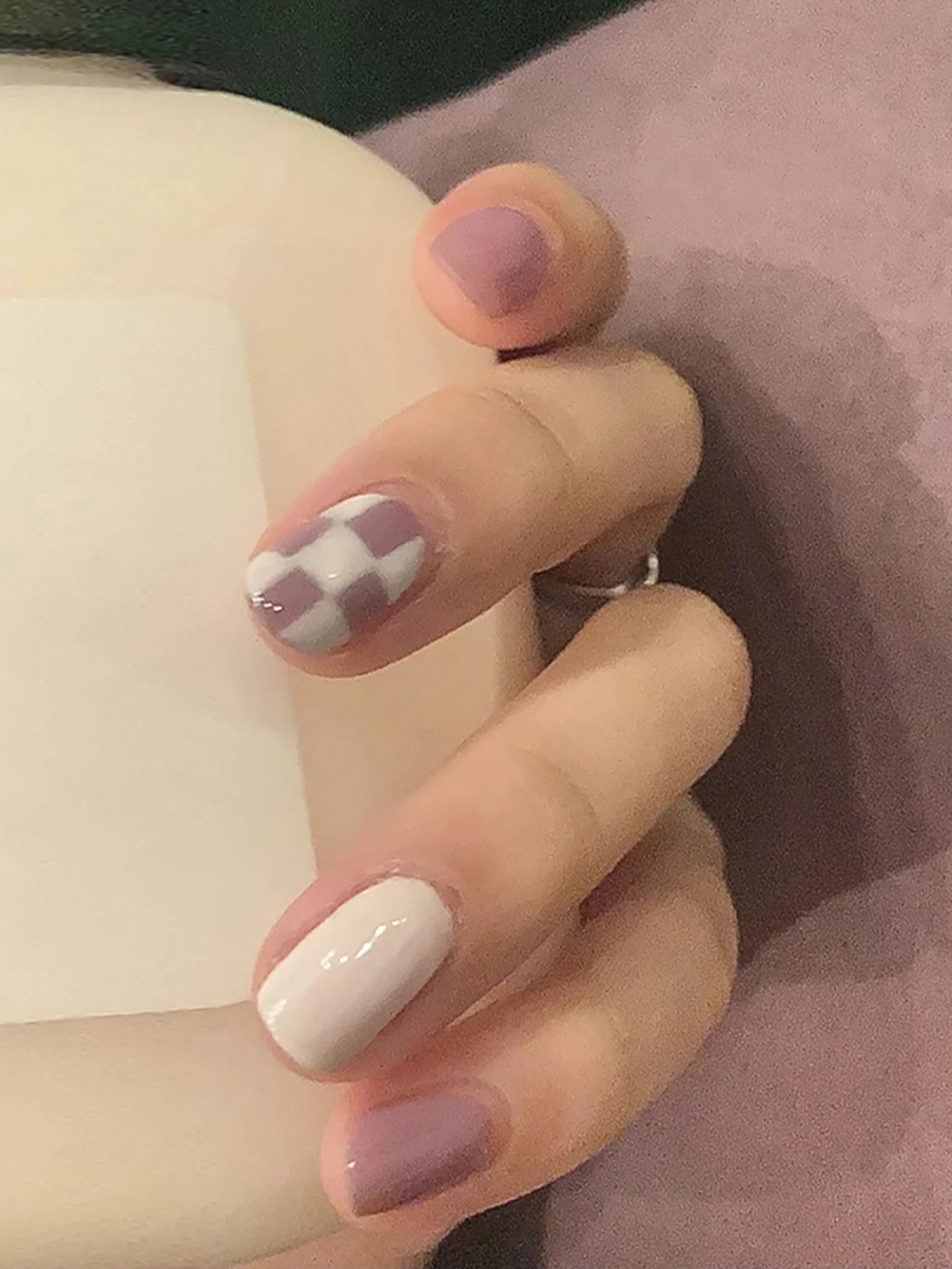 

Клетчатый узор Лавандовые поддельные ногти легкие и легко приклеиваются поддельные ногти для ежедневного и праздничного ношения