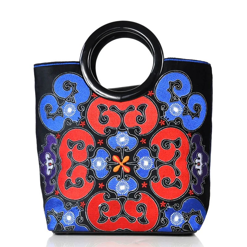 Рисунок 2 - Оригинальная индивидуальная женская сумка с вышивкой