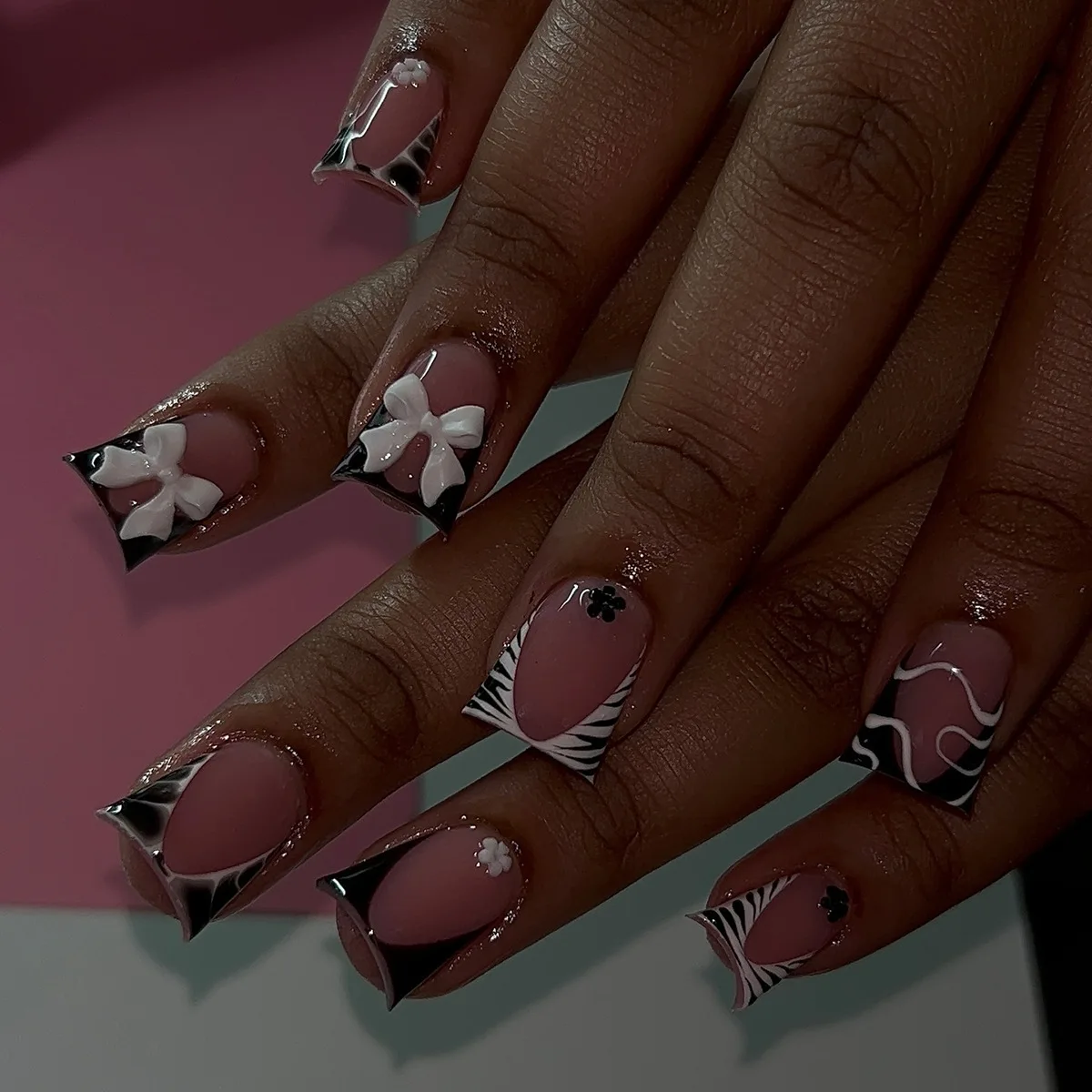 24Pcs French Pink Press on Nails Short Square Head Fake Nails Flower Rhinestone Design Wearable Finished False Nail Tips