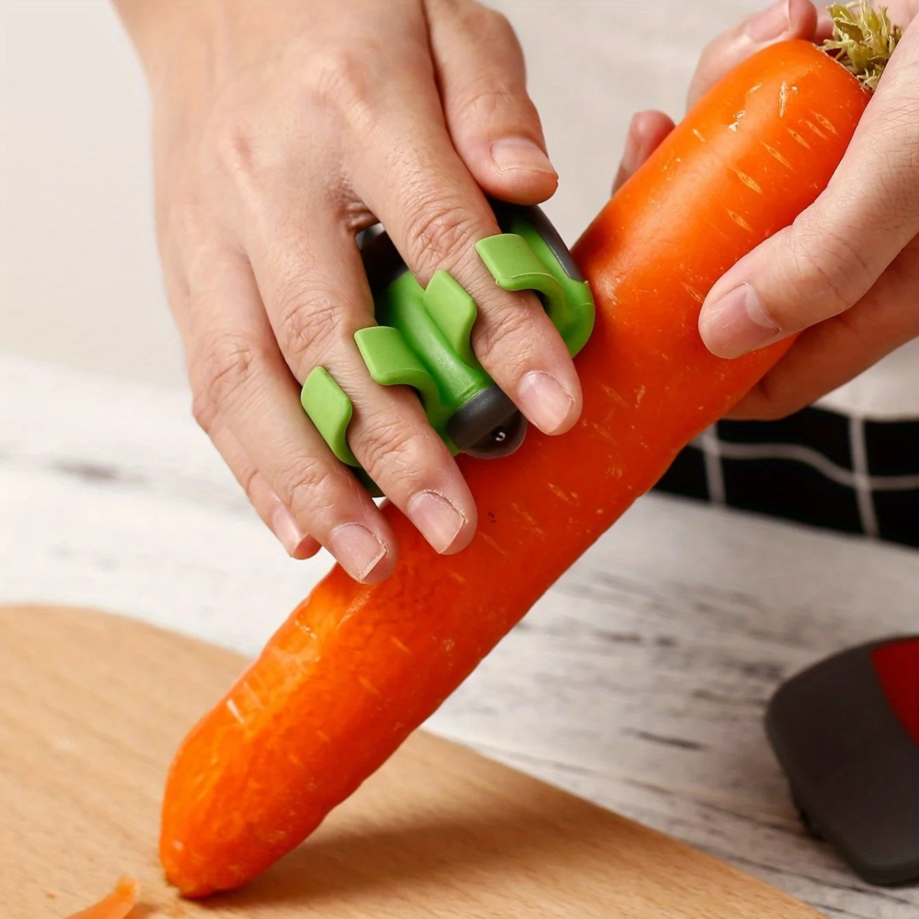 Stainless steel handheld vegetable peeler with rubber finger grip Comfortable palm peeler suitable for carrots, etc，Color random