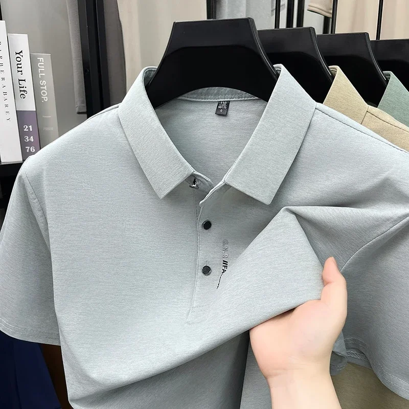 Polo da uomo in maglia melange opaca premium con colletto a tre bottoni, maniche con grafica a lettere, elastico e antipiega, ideale per il tempo libero.