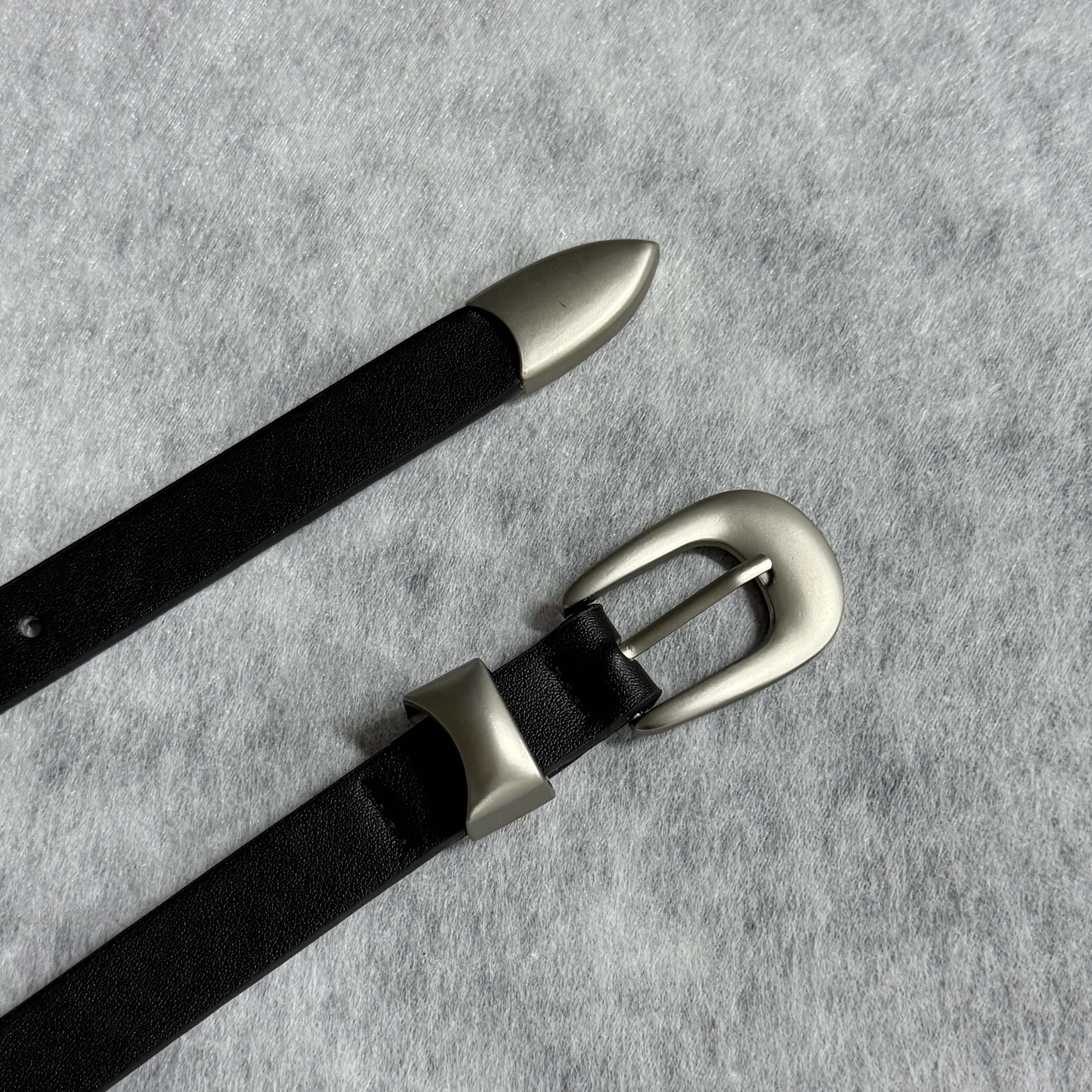 Chic Pin-Buckle Narrow Belt with Minimalist Design