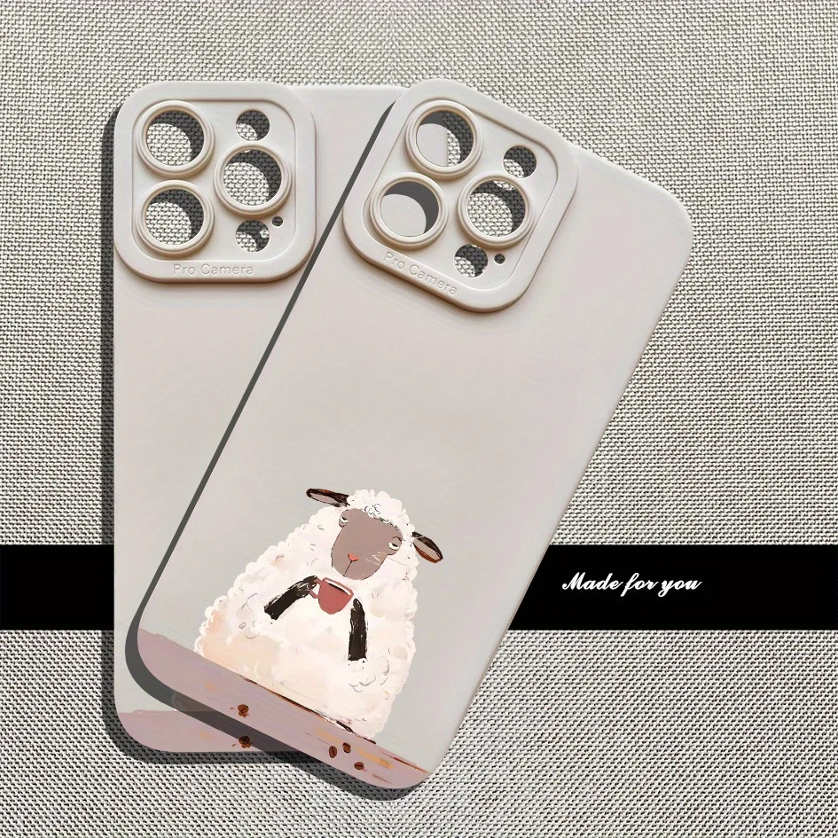 Una piccola pecora che beve caffè Questa custodia protettiva morbida premium per iPhone 12/13/14/15/16 Plus Pro Max Cover per iPhone - immagine 4