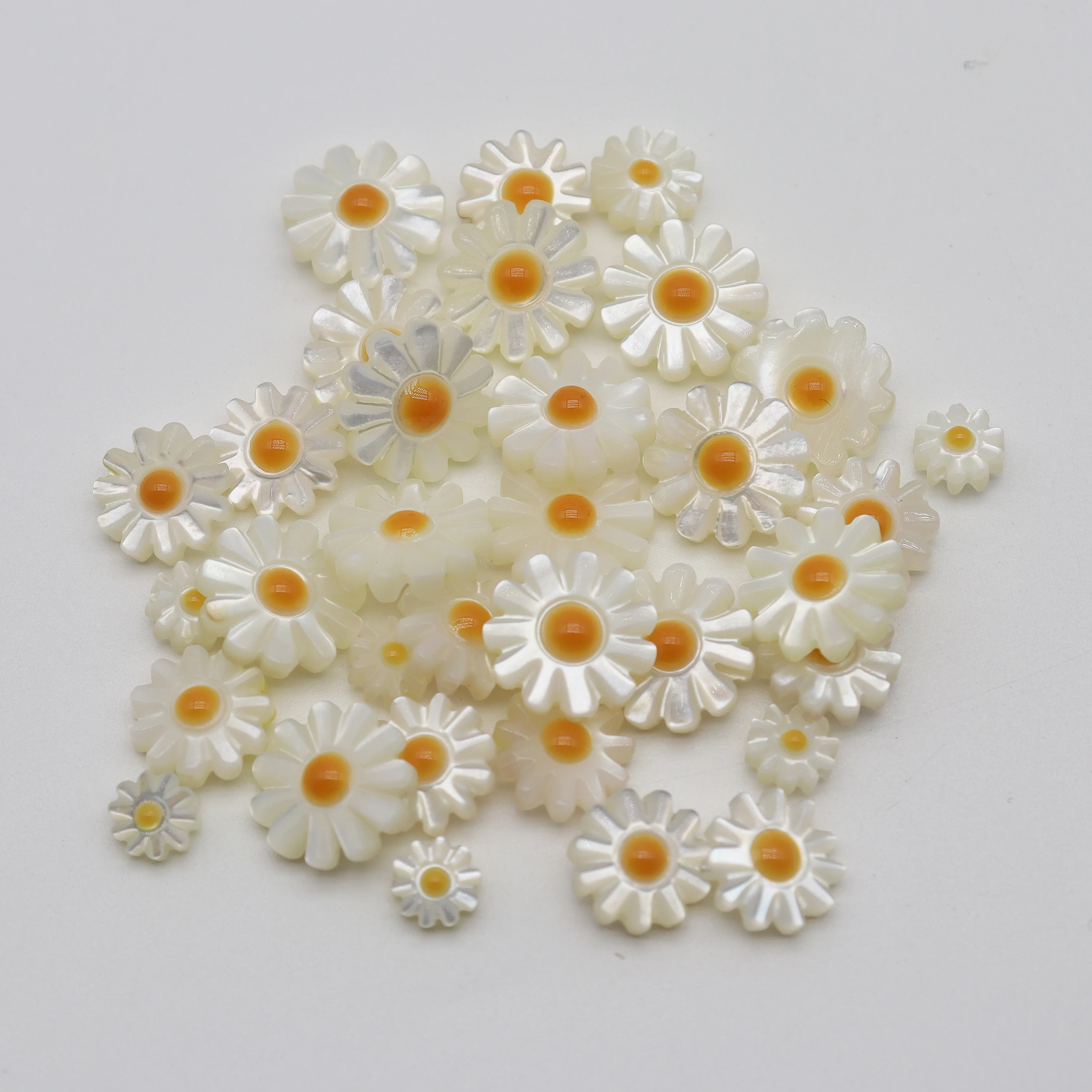 

6mm 8mm 10mm 12mm Natural Seawater Shell Pearl Little Daisy Drip Oil Cutting for DIY Jewelry Craft Bracelet Necklace Accessories