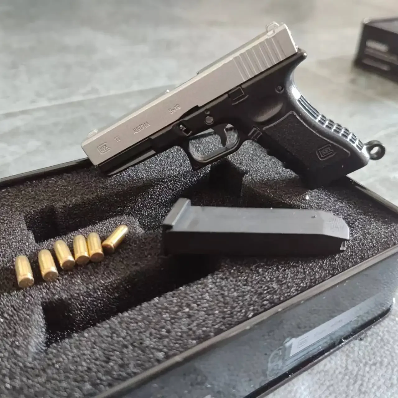 13AlloyEmpireGlockG17PistolMiniToyGunModelKeychainAssemble