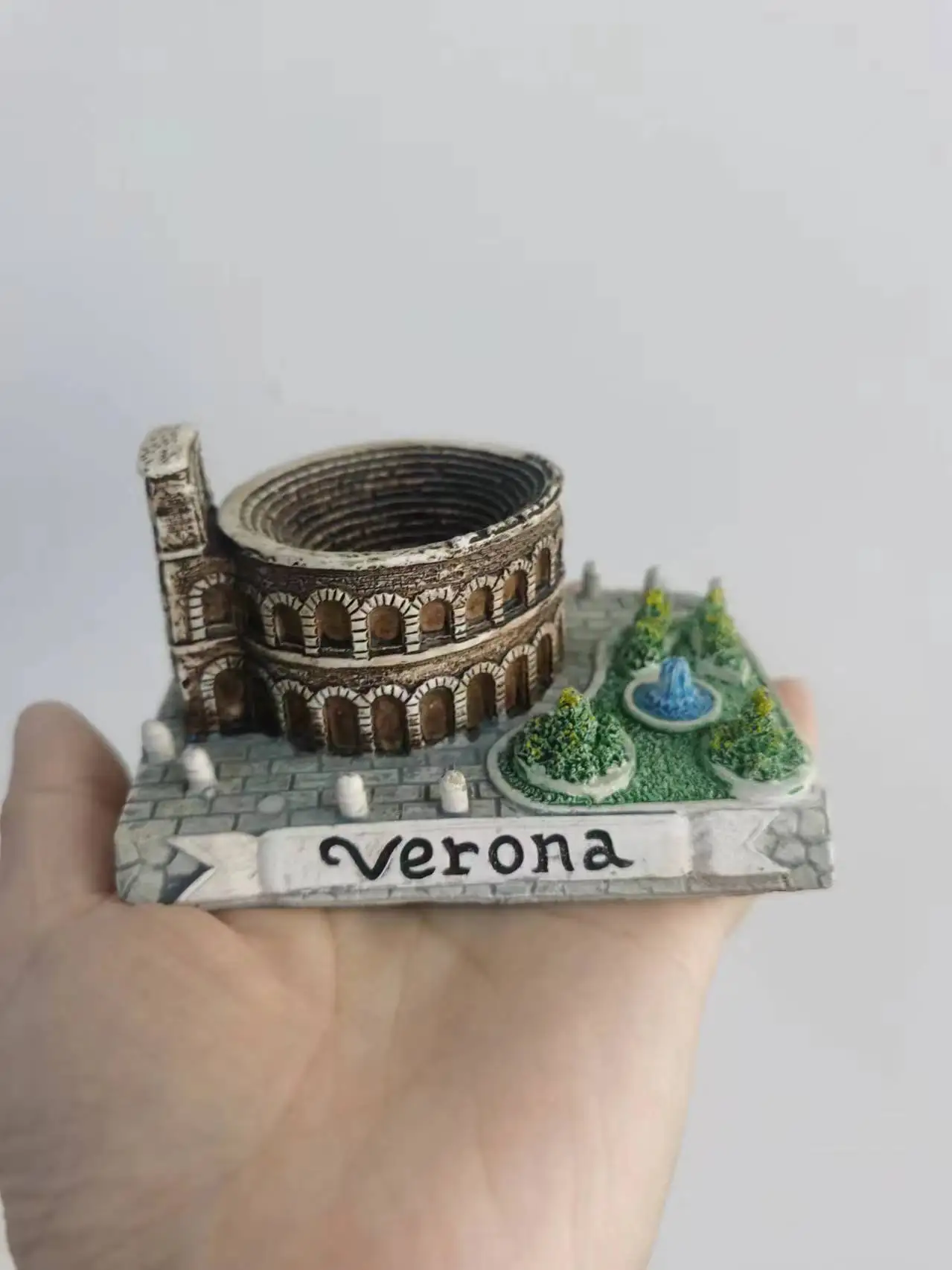 

Полимерная фигурка, настольная игра с психическим песком, здание для кортовой терапии, тел. Верона, Италия