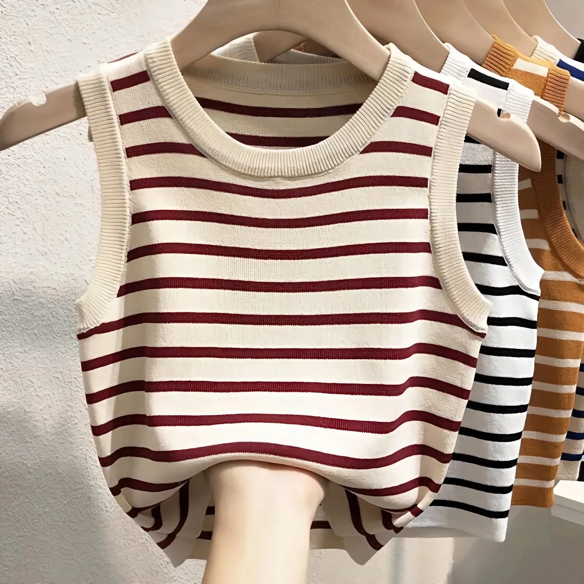 

Striped knitted vest Women Fashion Knit Crop Vest Sweater Vintage O Neck Sleeveless Female Waistcoat Chic Tops Sports