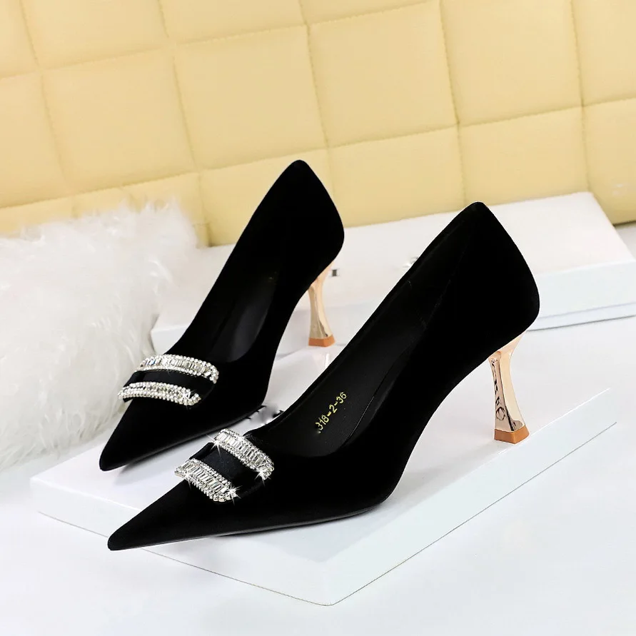 

2023 Autumn Winter New Fashion shallow suede metal rhinestone buckle shoes1.107