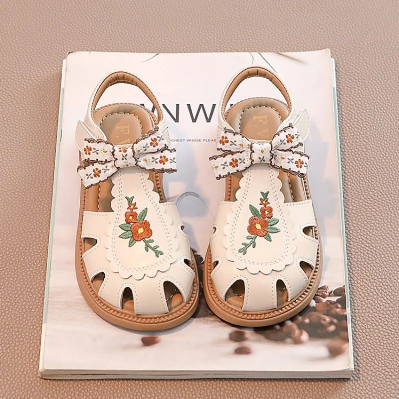 Unishuni Baby Girls Sandal Princess Soft Sole Summer Sandal Child Close Toed Bowknot Beach Shoe with Embroidery Flower Beige 6