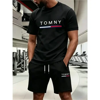 Nuovo abbigliamento sportivo estivo da uomo, set due pezzi con t-shirt a maniche corte e pantaloncini, abbigliamento casual traspirante e ad asciugatura rapida.