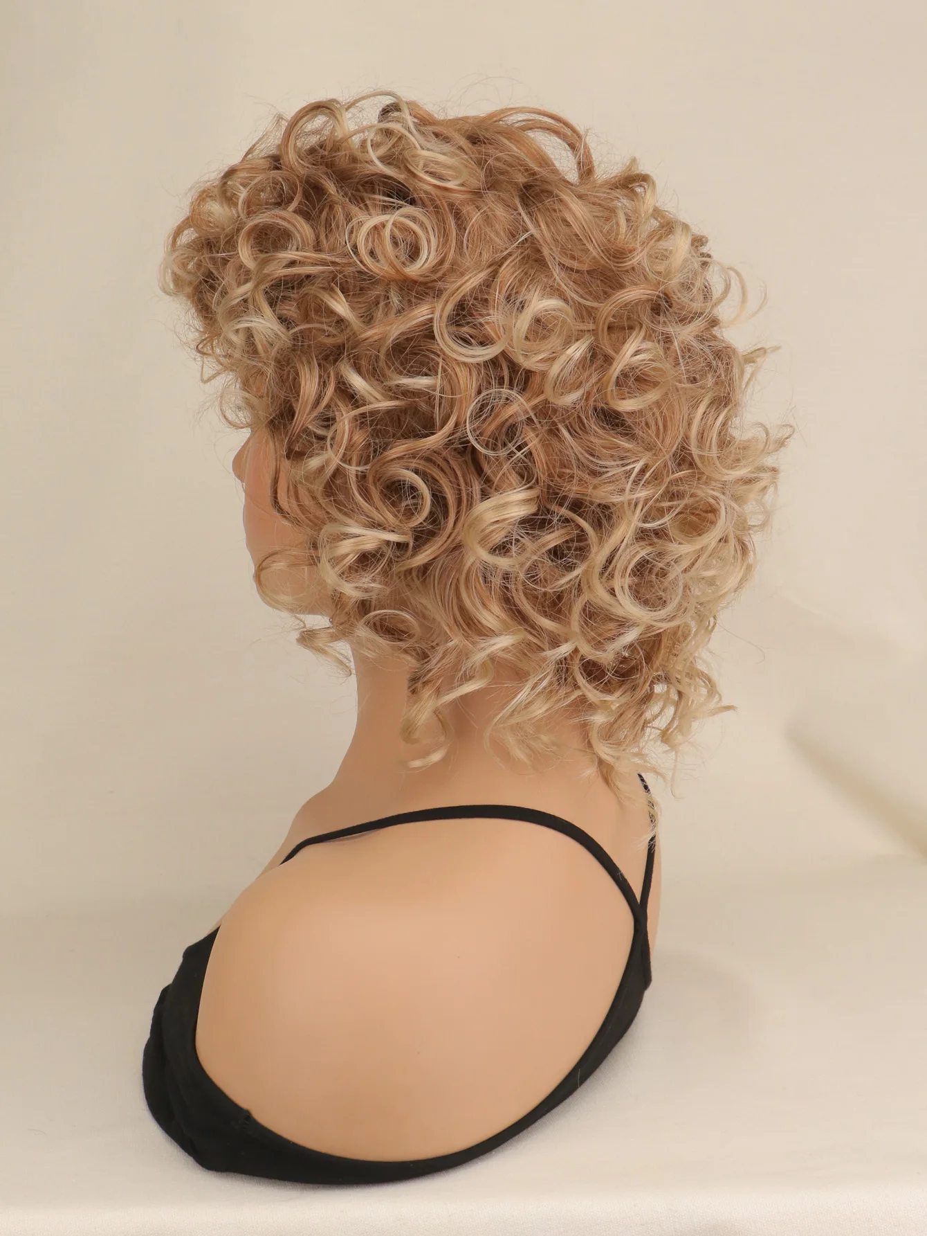 Kapryśny W syntetycznych kobiet mieszane blond brązowe krótkie peruki z kręconymi włosami naturalne włosy peruki żaroodporne włosy peruka dla kobiet