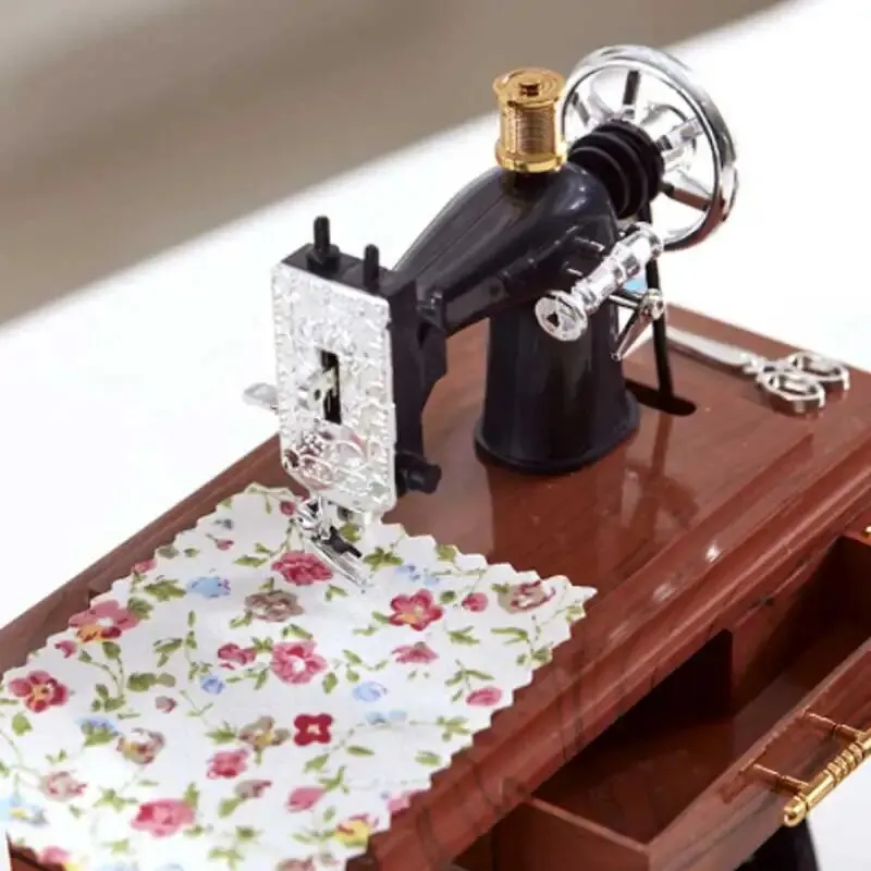 Music box Vintage Sewing Machine Music Box Home Desktop Decoration Bedroom Living Room Small Ornament Sewing Machine Model