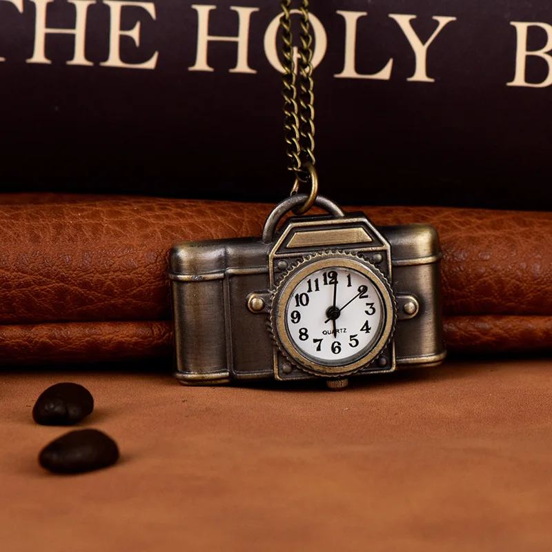 Primo piano del quadrante frontale dell'orologio portachiavi macchina fotografica retrò