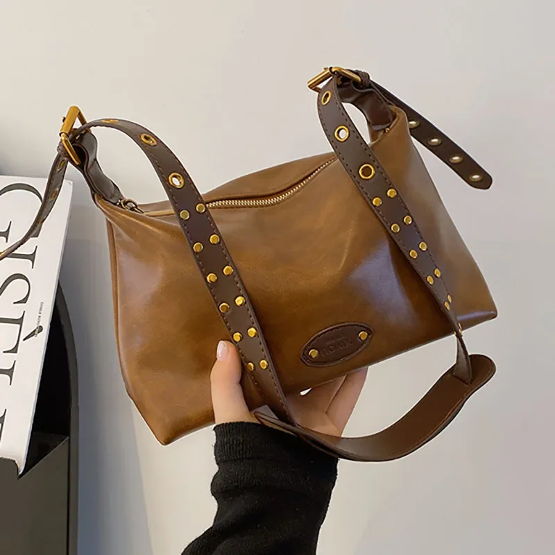 

Модная ретро сумка для женщин, новинка 2023, простая универсальная маленькая квадратная сумка, Высококачественная сумка через плечо с заклепками для поездок