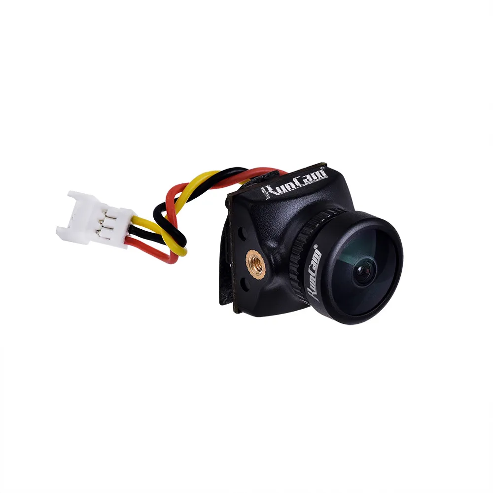 Caméra nano FPV 700TVL installée sur un drone RC, montrant son objectif et son boîtier compact.