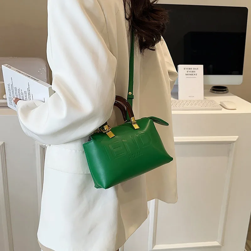 Popular Women's Large Capacity 2024 New Fashion Messenger Niche Hand Holding Pillow Bag