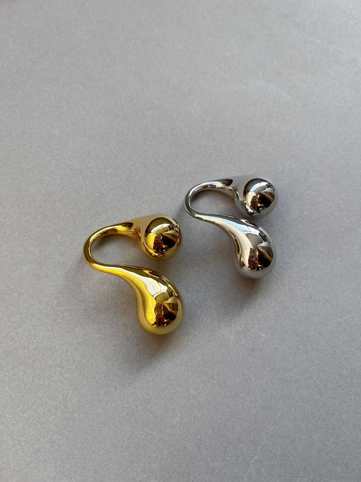 Elegantes anillos abiertos de latón con doble gota de agua para mujer - Vestes Novas