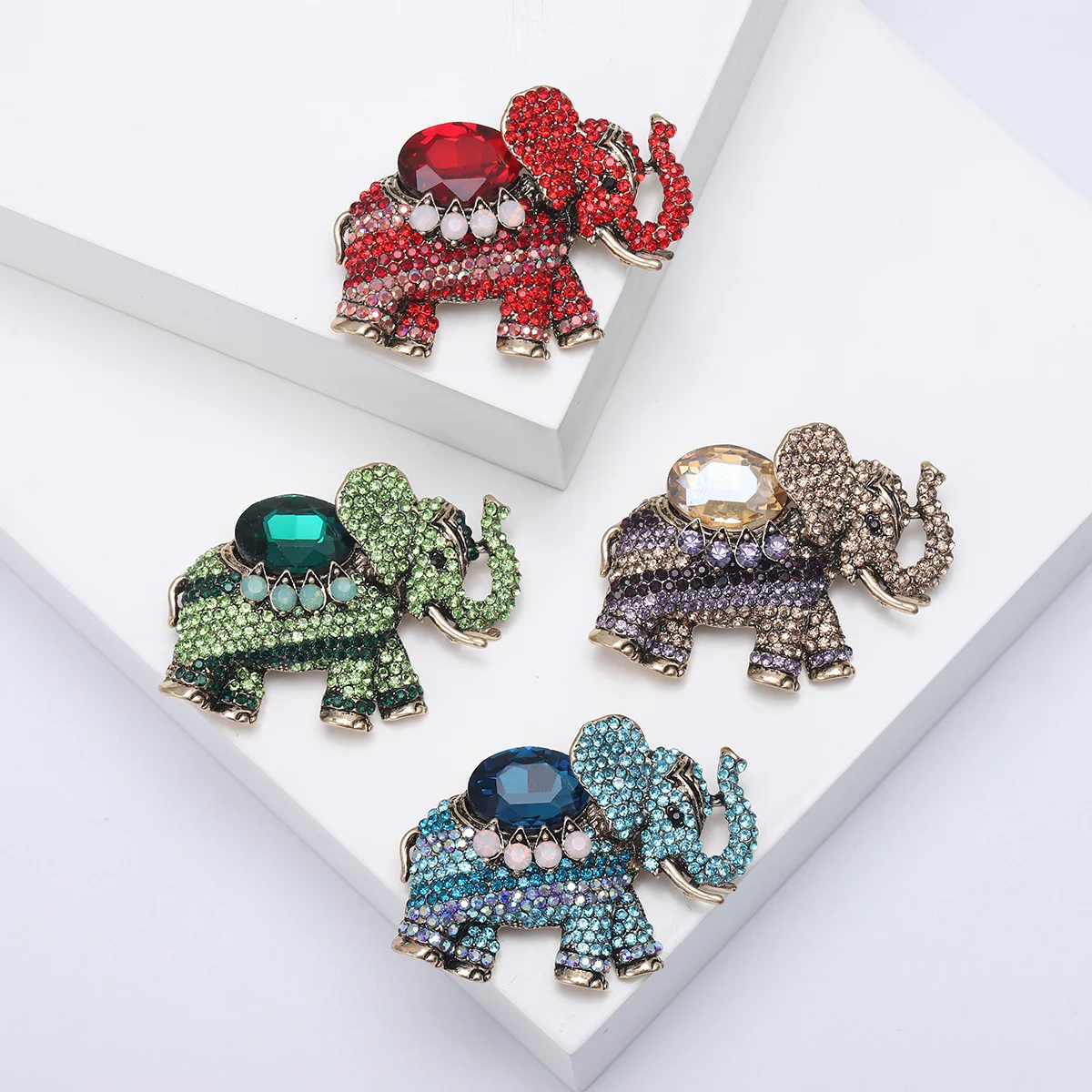 

Lady Glittering Big Crystal Elephant Brooch Lady's Neutral 4 Color Animal Party Pair Office Casual Pin Gift