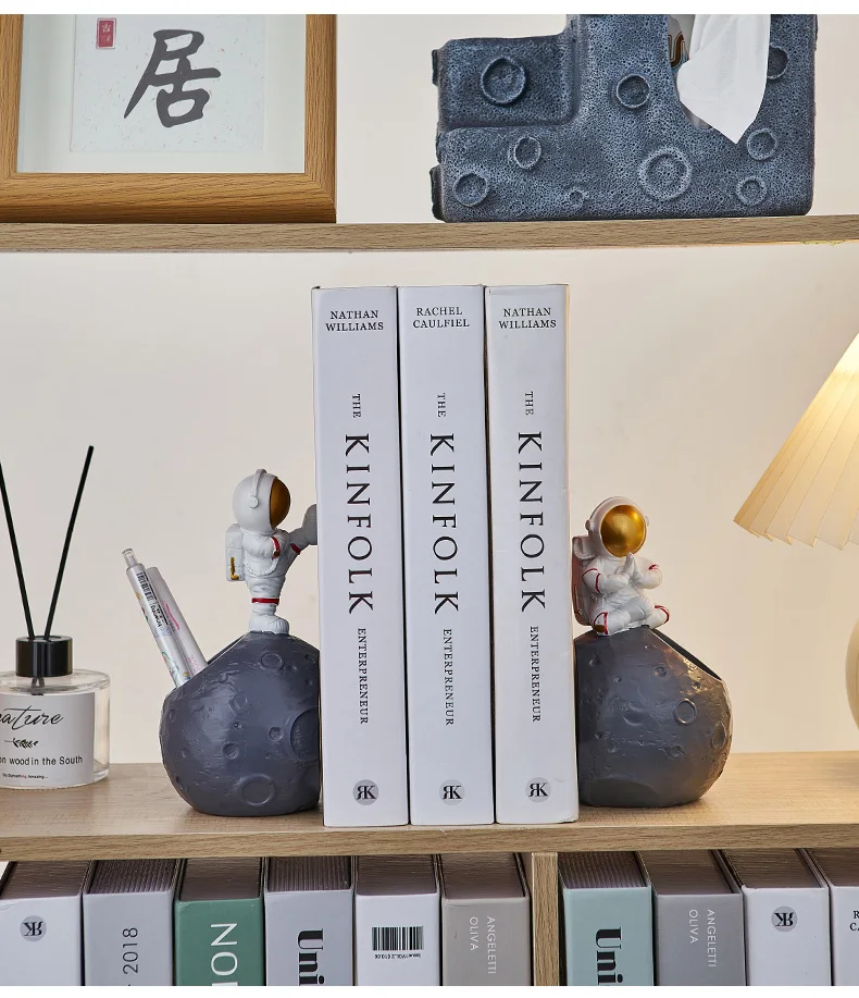 N-style Creative Astronaut Bookends Pen Holder Furnishings