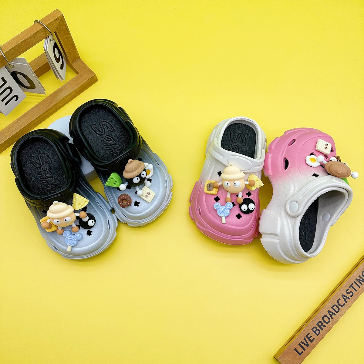 New Cartoon Little Briquettes Family Clogs for Boys and Girls X606