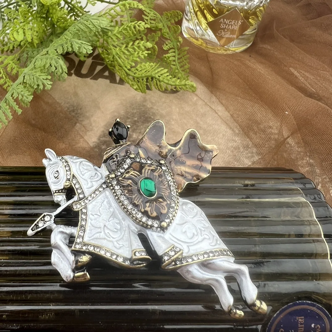 

Vintage Temperament Enamel Lapel pin Brooch for women's girl gift Corsage Jewelry accessories